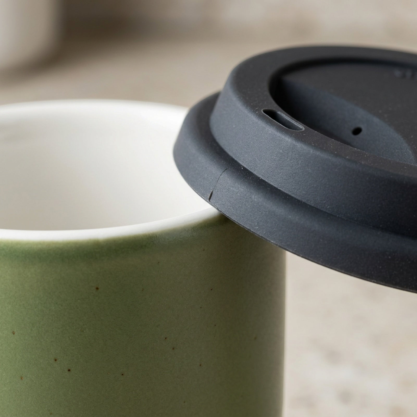 Veori Ceramic Travel Cup with Silicone Lid 360 ml Moss - Detail view