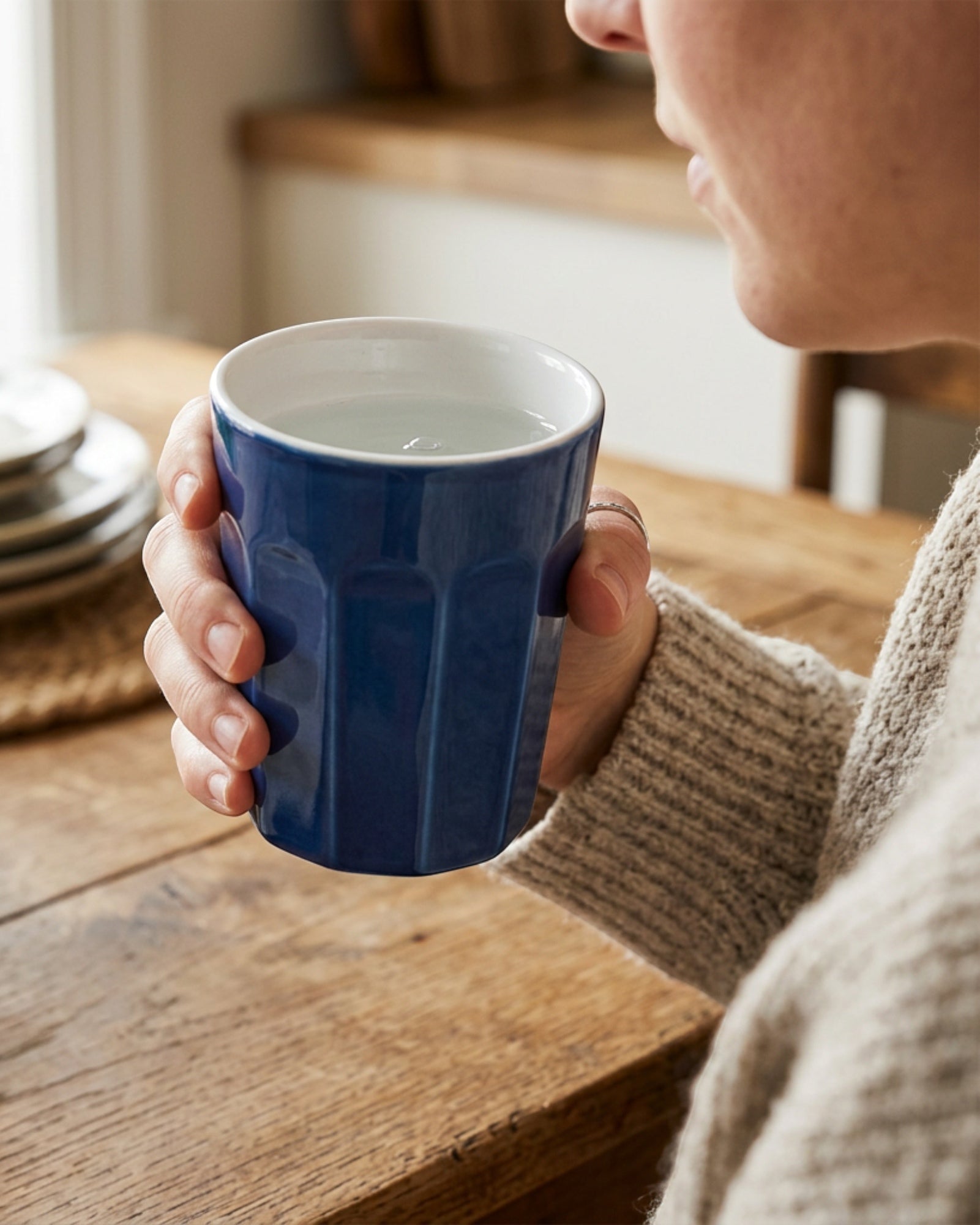 Veori Faceted Ceramic Water Cup 380 ml Cobalt - Lifestyle view